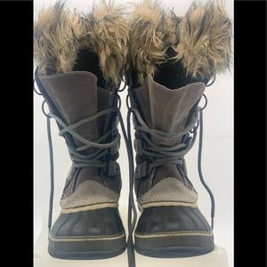 Sorel Snot boot with faux fur. Gray and black. Never worn. New. Size 10.